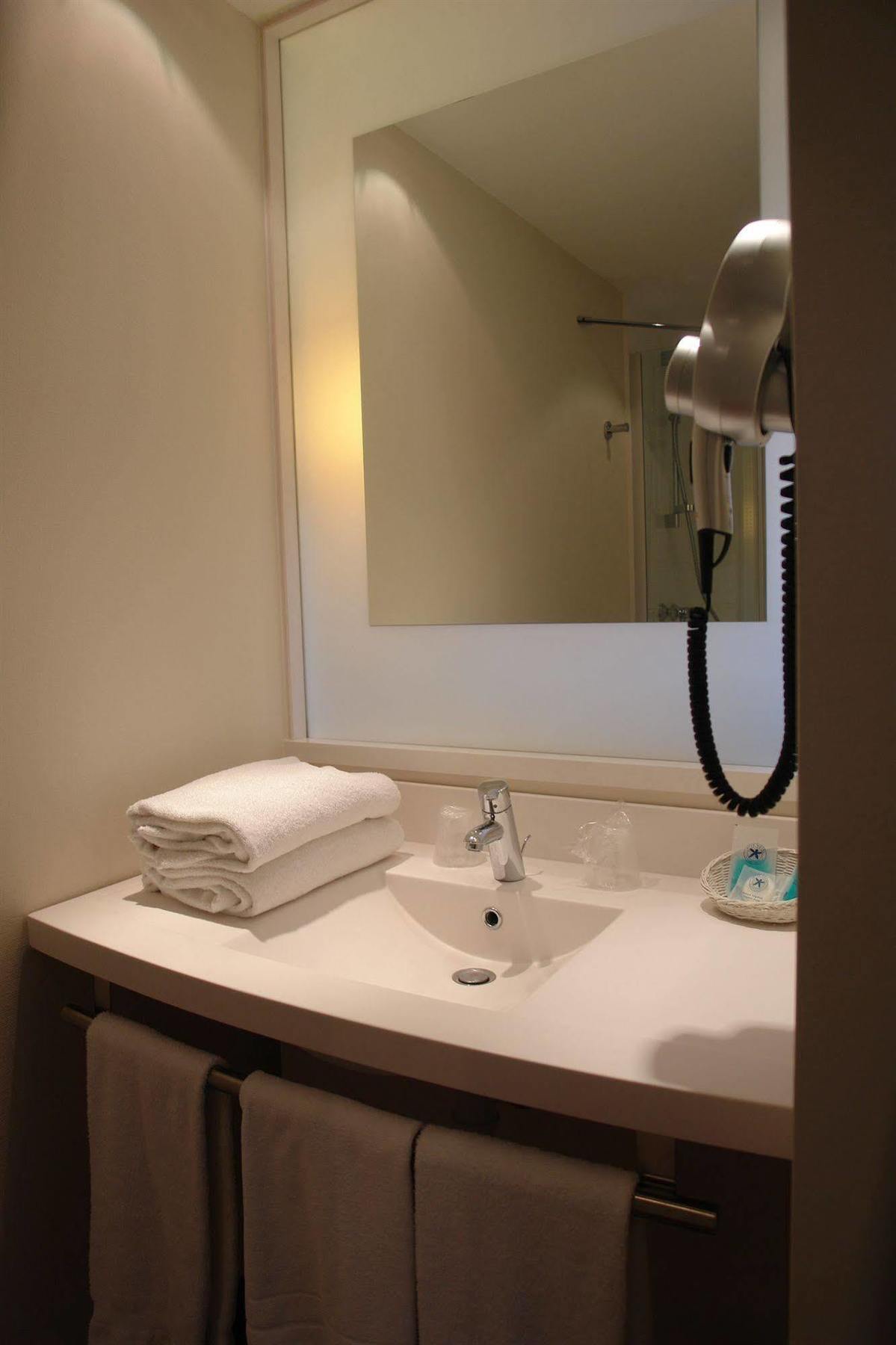 Ibis Styles Chinon Hotel Exterior foto